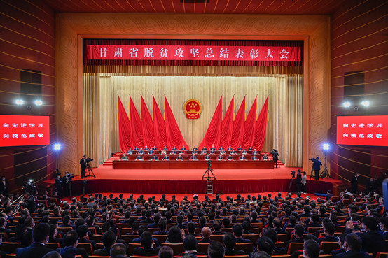 5-美加墨世界杯官方网站副院长黄晓霞代表学院出席在甘肃省举行的甘肃省脱贫攻坚总结表彰大会.jpg